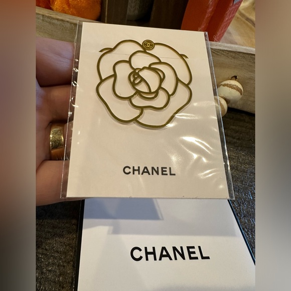 Chanel gold Camellia flower bookmark new with packaging - Picture 7 of 7
